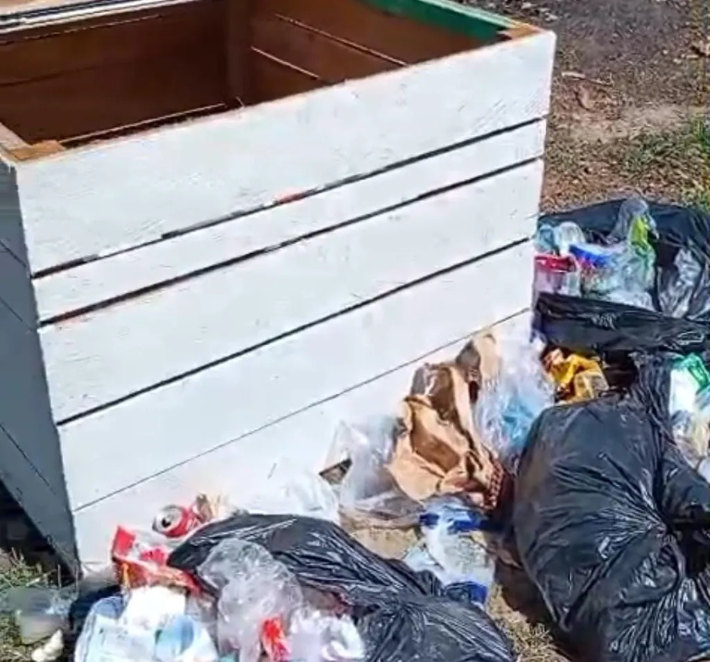 Prefeitura ‘consegue’ caixa de lixo, mas moradores seguem jogando lixo fora e morador faz cobrança: “cobram e não fazem sua parte”