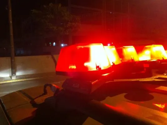 Homens armados invadem comércio e fazem família refém em Cruzeiro do Sul