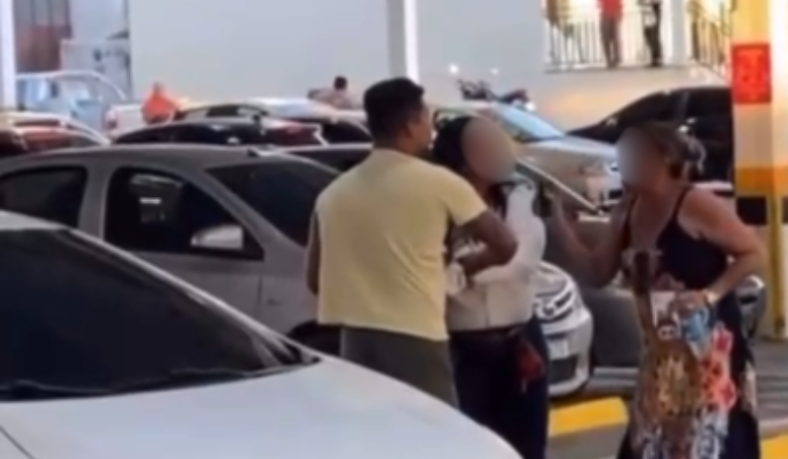 Flagra e gritaria: mulher pega marido pastor, com amante, dentro de carro;
