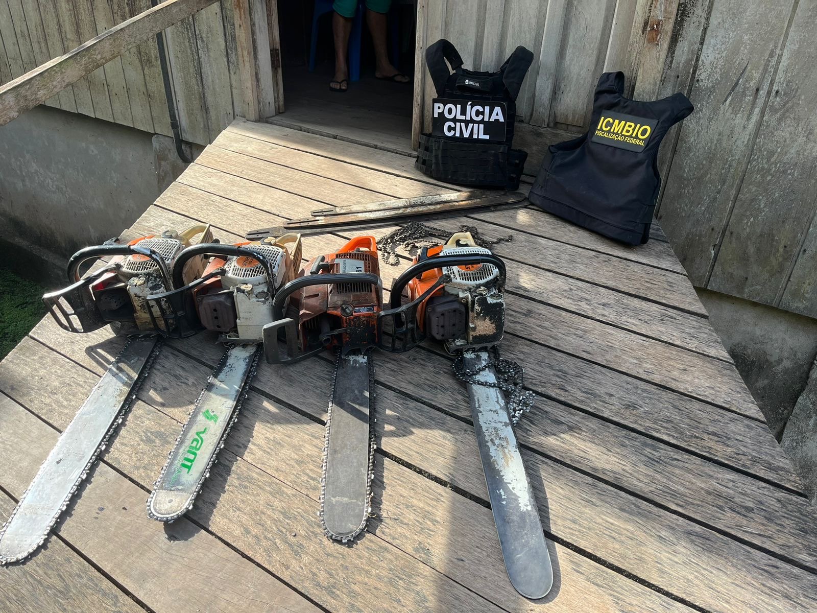 Operação no Parque da Serra do Divisor apreende motosserras e prende suspeitos por desmatamento e porte ilegal de arma