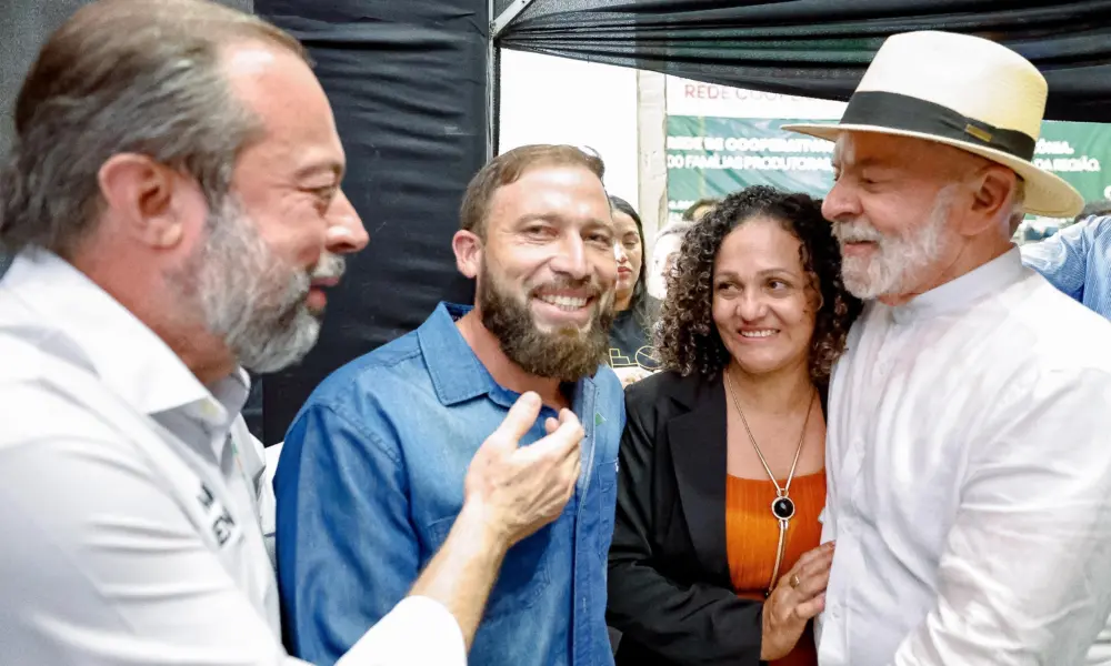 Lula recebe família do Jordão contemplada com kits de placa solar do Luz para Todos