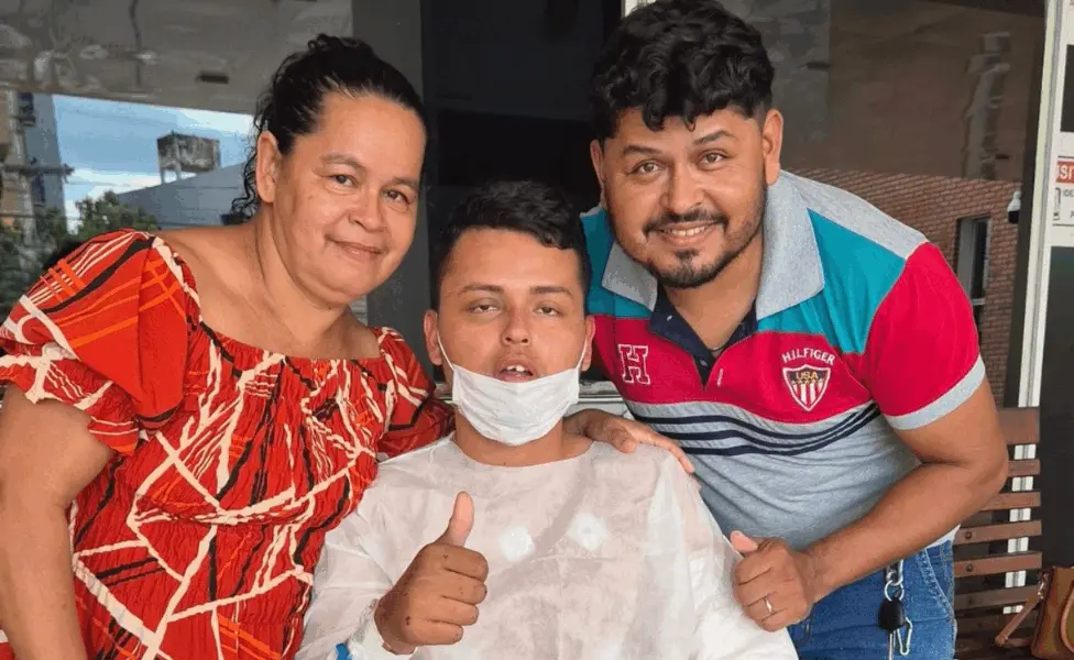 Otávio Damasceno publica foto ao lado da família: “gratidão a todos”