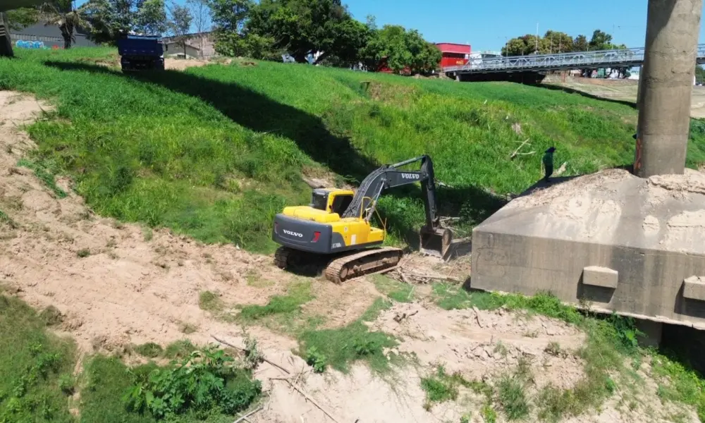 Deracre inicia operação de limpeza no Rio Acre, em Rio Branco