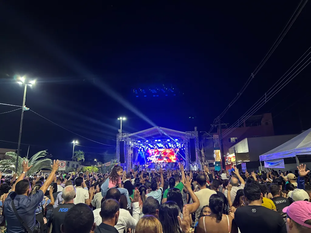 Primeira noite do Festival Verdade e Poder reúne fiéis e famílias em uma noite de fé e adoração