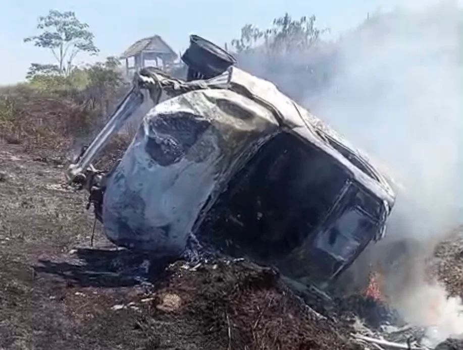 Homem capota carro após bater em buraco na BR-364 e veículo pega fogo no interior do Acre;