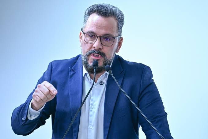 Senador Alan Rick critica decisão do STF e vê perseguição política contra Bolsonaro