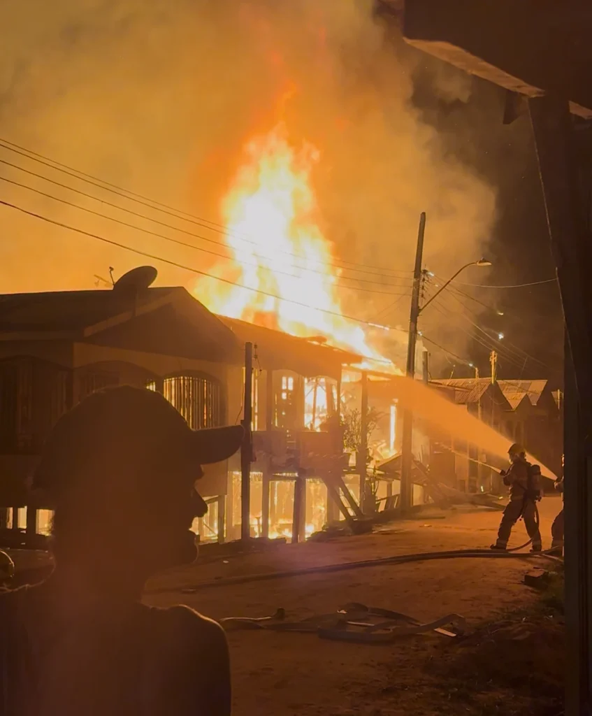 Incêndio destrói quatro casas de madeira no bairro da Praia, em Tarauacá