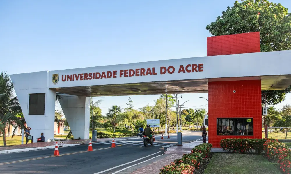 Ufac abre concurso com 40 vagas para professor efetivo e cadastro de reserva