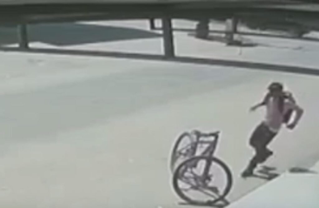 Dupla armada assalta loja de celulares em Tarauacá e foge com 17 aparelhos. Homem foge de bicicleta.