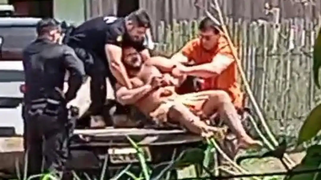 Família diz que homem baleado pela Polícia Civil não é foragido e delegado diz que tiro foi por resistência à prisão