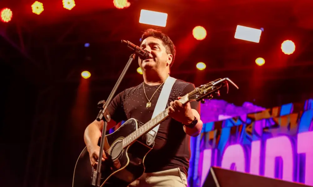 Lairton dos Teclados canta Morango do Nordeste e embala Festival da Farinhav