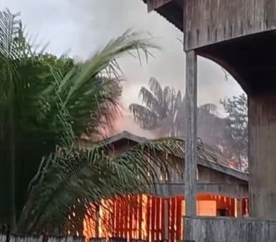 Incêndio destrói casa e vizinho salva idosa de 94 anos em Tarauacá
