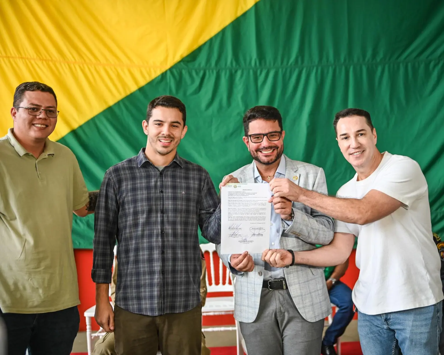 Gladson assina ordens de serviço, entrega viaturas e diz estar “ansioso” para receber Lula