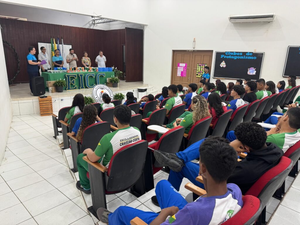 Governo do Estado entrega fardamentos, tablets e materiais escolares em escolas de Cruzeiro do Sul