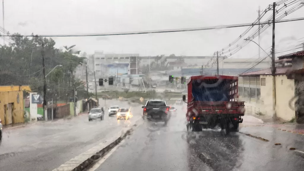 Inmet emite alerta de chuvas intensas para todo o Acre; ventos podem chegar a 60 km/h