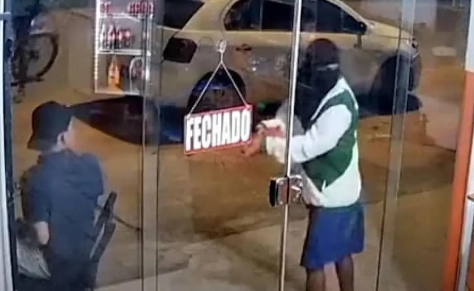 Assaltantes roubam clientes e atiram para o alto em distribuidora de Tarauacá