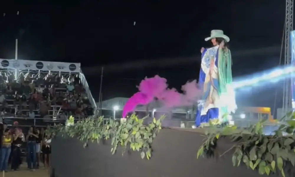 Grávida, candidata a Rainha do Rodeio faz chá revelação no palco da Expoxapuri