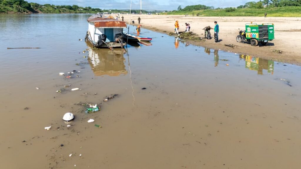 Mutirão de limpeza marca Dia Mundial do Meio Ambiente nas praias do Rio Juruá
