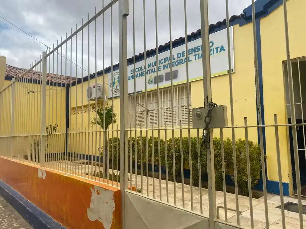Menina de 11 anos morre após ser espacada por colegas dentro da escola
