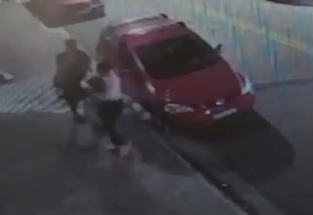 Grávida de 7 meses é espancada pelo namorado no meio da rua