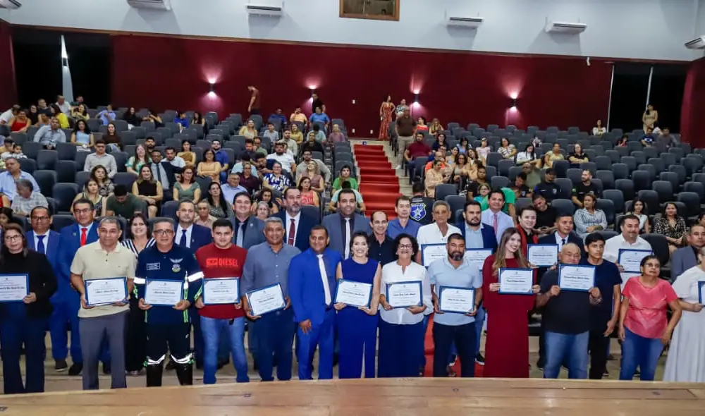 Câmara Municipal de Cruzeiro do Sul concede título de cidadania Cruzeirense a 19 pessoas no Teatro dos Nauas