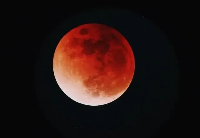 Eclipse lunar total ocorre neste domingo