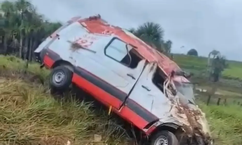Ambulância do Samu capota na BR-364, em Cruzeiro do Sul
