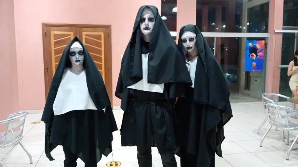 Fãs fantasiados de freira roubam a cena na exibição de “Invocação do Mal 4” em Cruzeiro do Sul