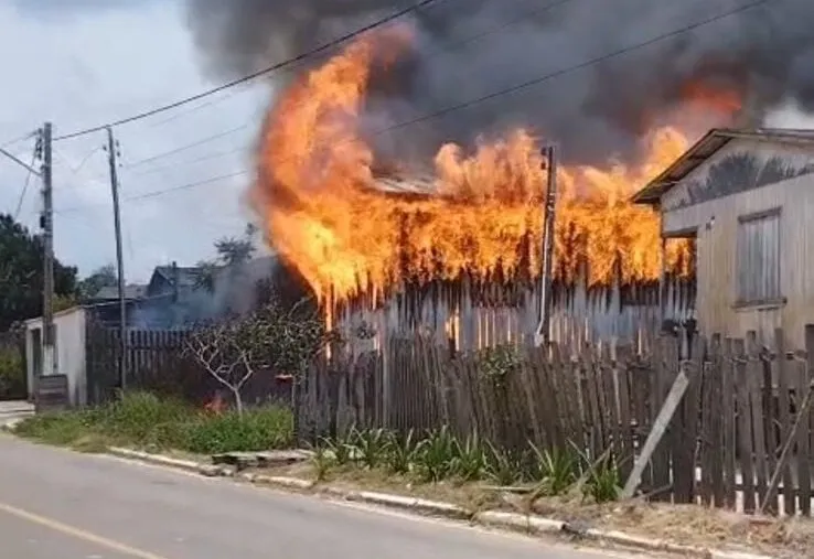 Incêndio se espalha rapidamente e destrói residência no interior do Acre