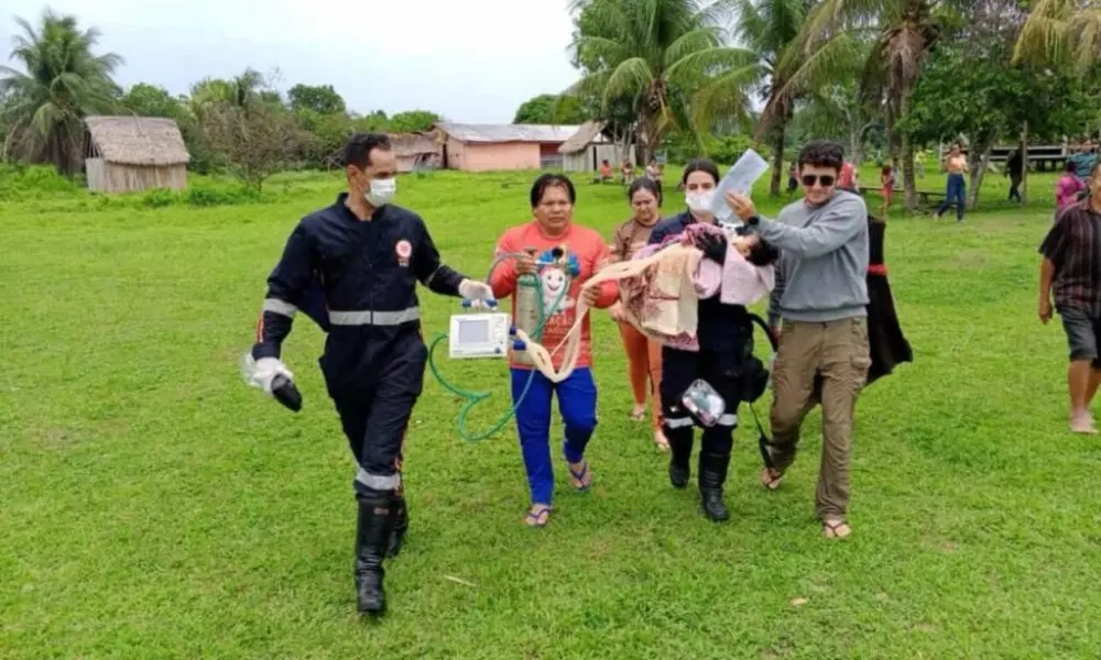 Bebê indígena de 7 meses é transferida de helicóptero para Rio Branco