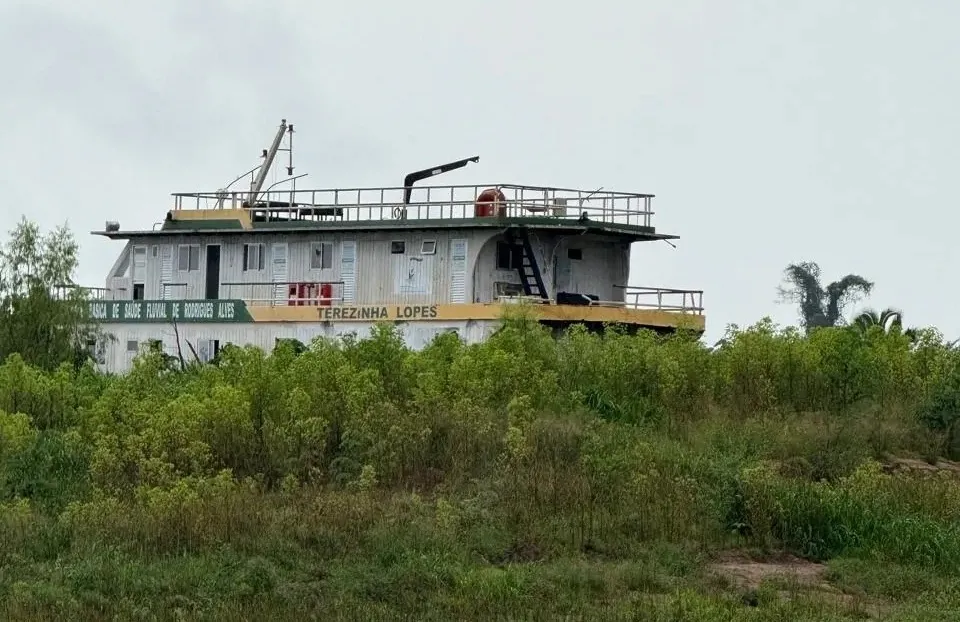 UBS Fluvial de Rodrigues Alves está abandonada pela prefeitura às margens do rio Juruá