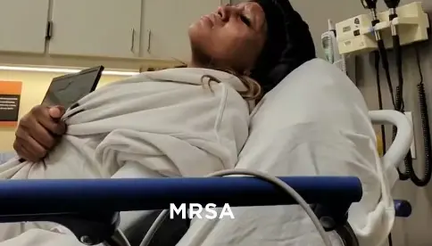 Atleta contrai superbactéria que corrói a carne após entrar em piscina de hotel