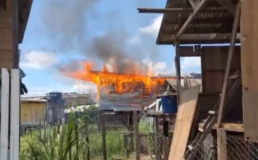 Incêndio destrói residência no bairro da Lagoa em Cruzeiro do Sul