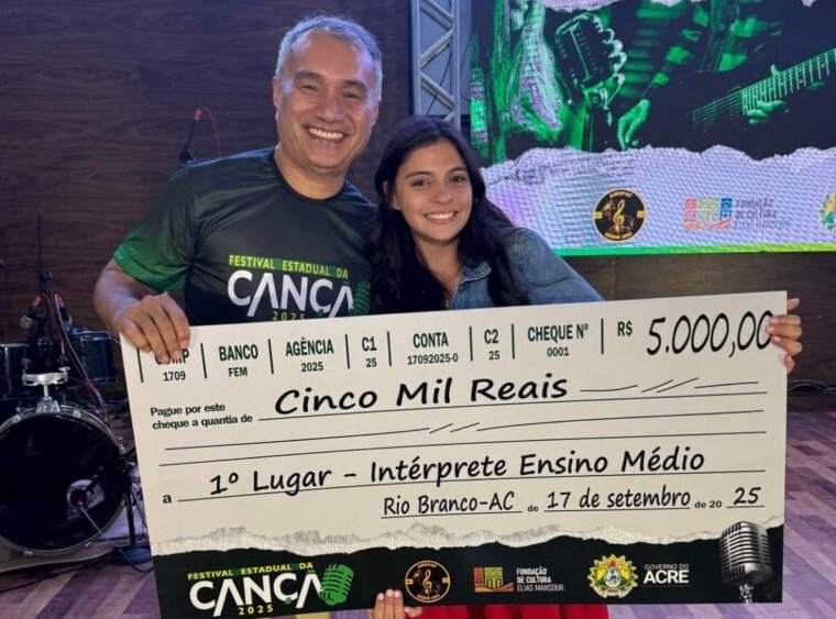 Estudante Ana Rilany Santos vence a primeira etapa do Festival Estadual da Canção