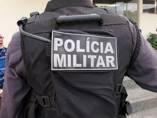 Homem é preso após ameaçar moradores e confessar participação em assalto em Cruzeiro do Sul