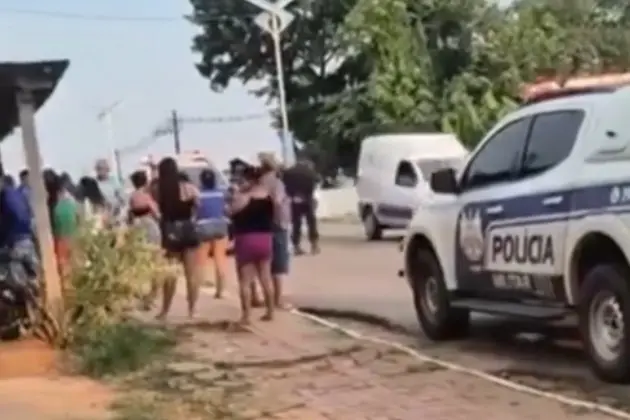 Moradores em Rio Branco bloqueiam rua em manifestação por falta de água
