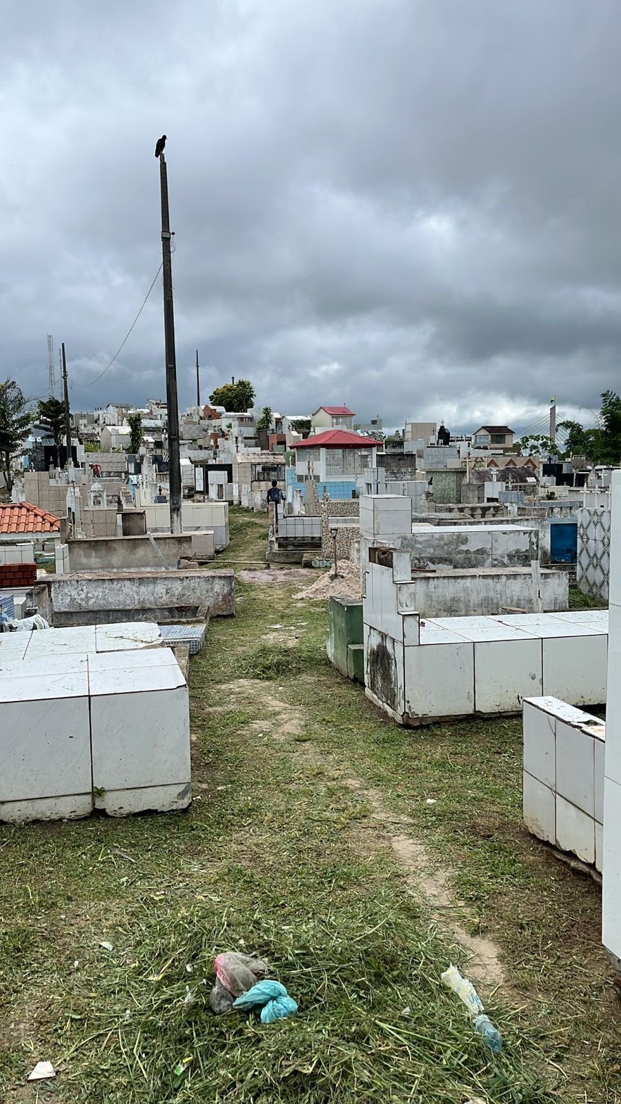 Prefeitura de Cruzeiro do Sul inicia mutirão de limpeza nos cemitérios para o Dia de Finados