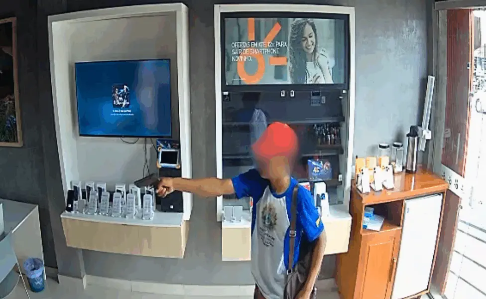 Assaltante usa uniforme escolar para assaltar loja da Claro; 190 estava fora do ar