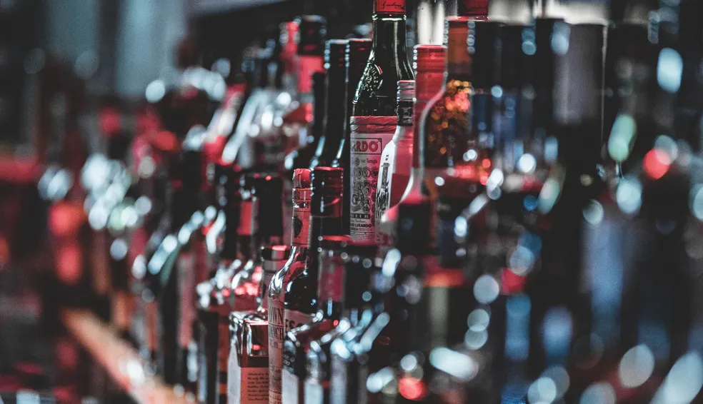 Perícia indica que metanol foi adicionado em parte de garrafas apreendidas em SP e não surgiu da destilação natural