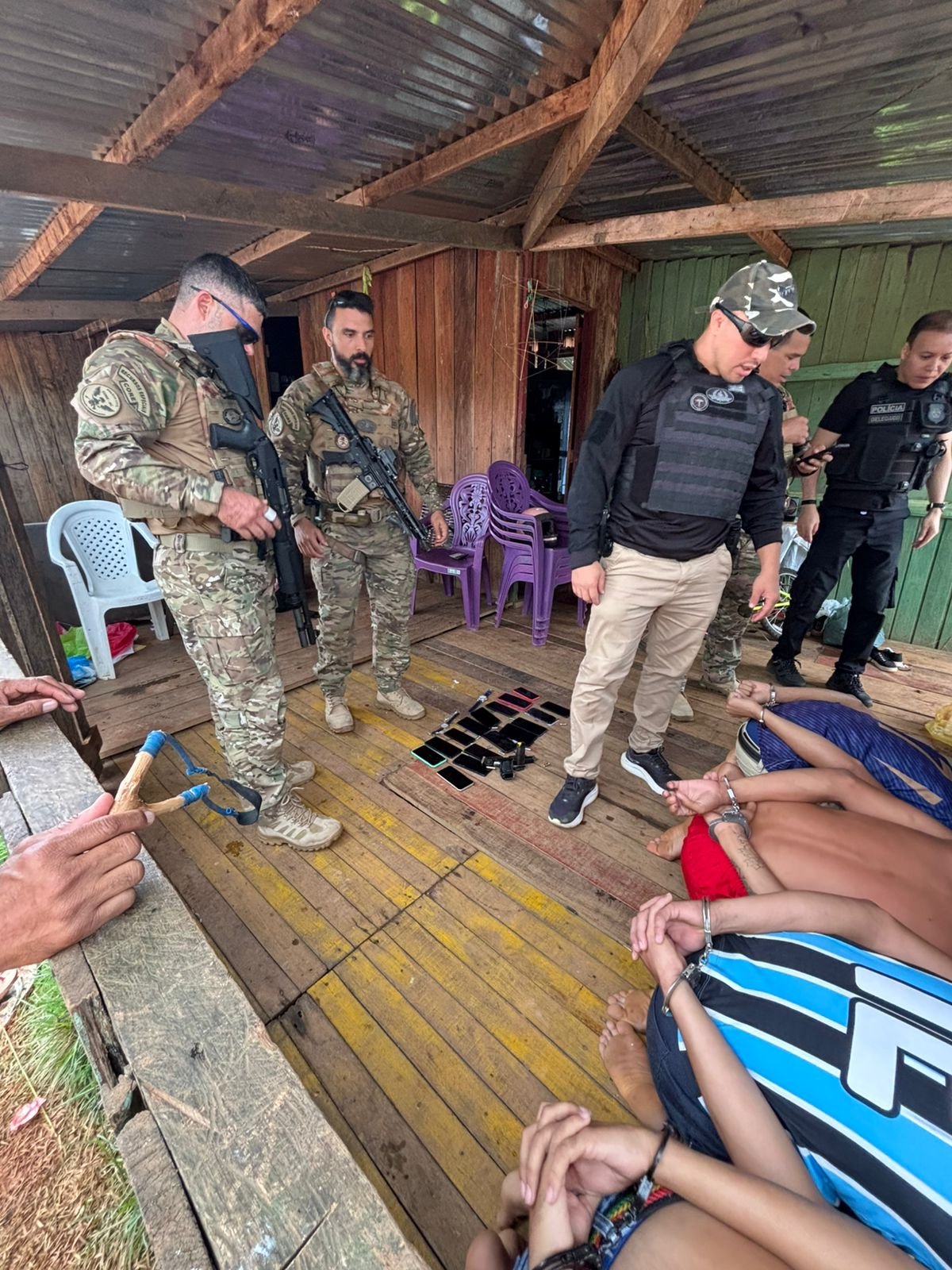 Polícia Civil deflagra megaoperação em Assis Brasil e prende líder de facção responsável por homicídios na fronteira