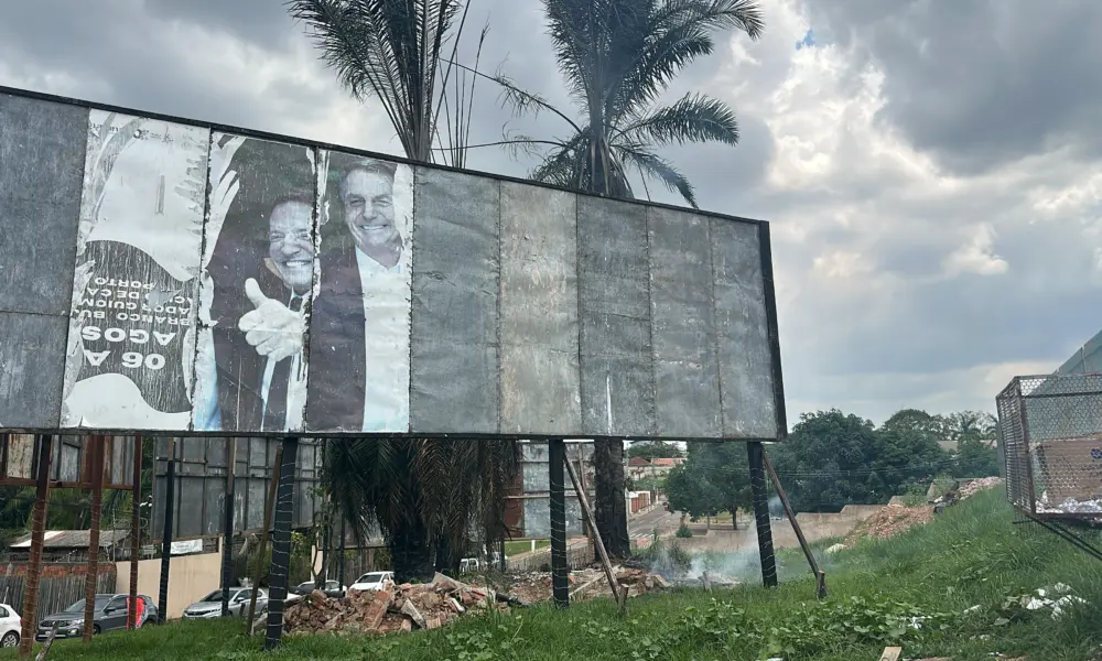 Palmeira é parcialmente destruída por incêndio em Rio Branco