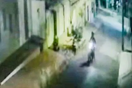 Em Rio Branco, câmera flagra mulher sendo jogada ao chão durante assalto no Castelo Branco