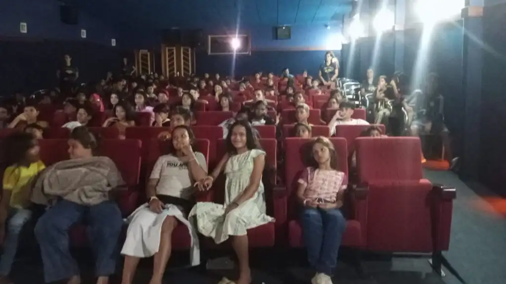 Cine Romeu encerra programação do Dia das Crianças com sessão filantrópica em Cruzeiro do Sul