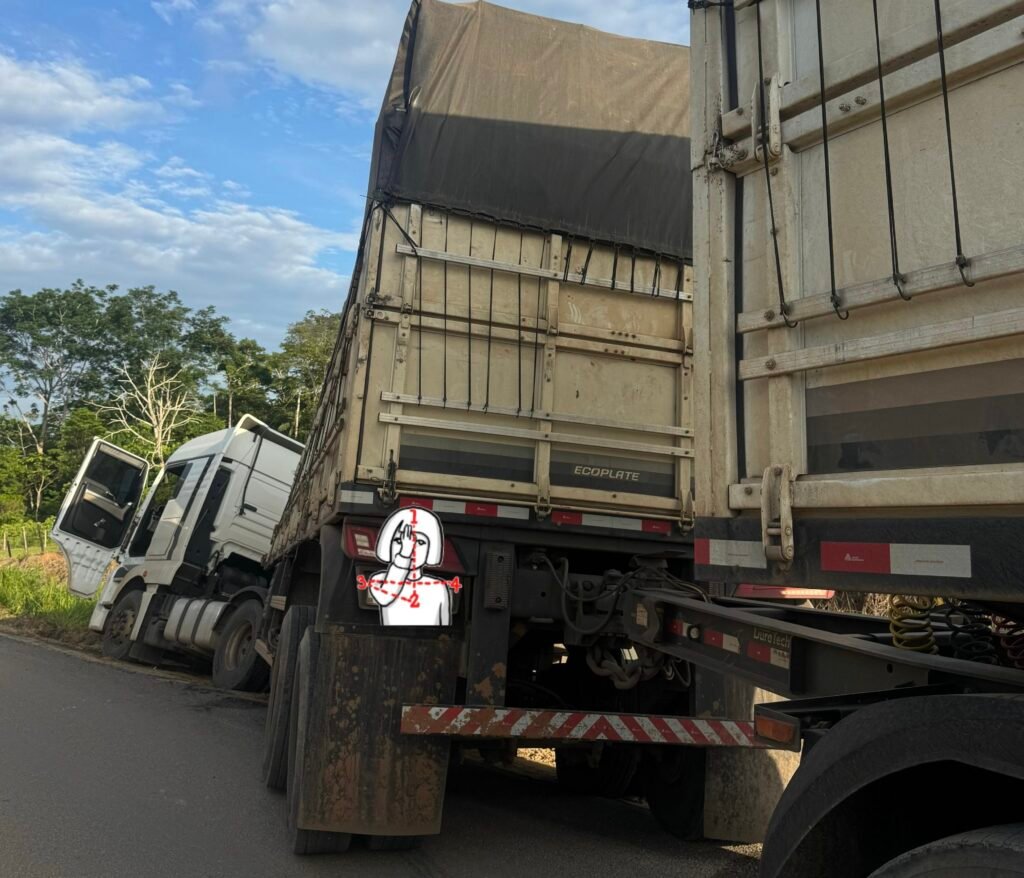 Carreta sai da pista na BR-364 após motorista tentar desviar de buraco