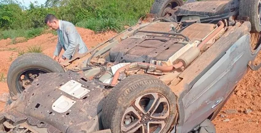 Promotor de Justiça capota carro na Estrada da Variante e sofre ferimentos leves