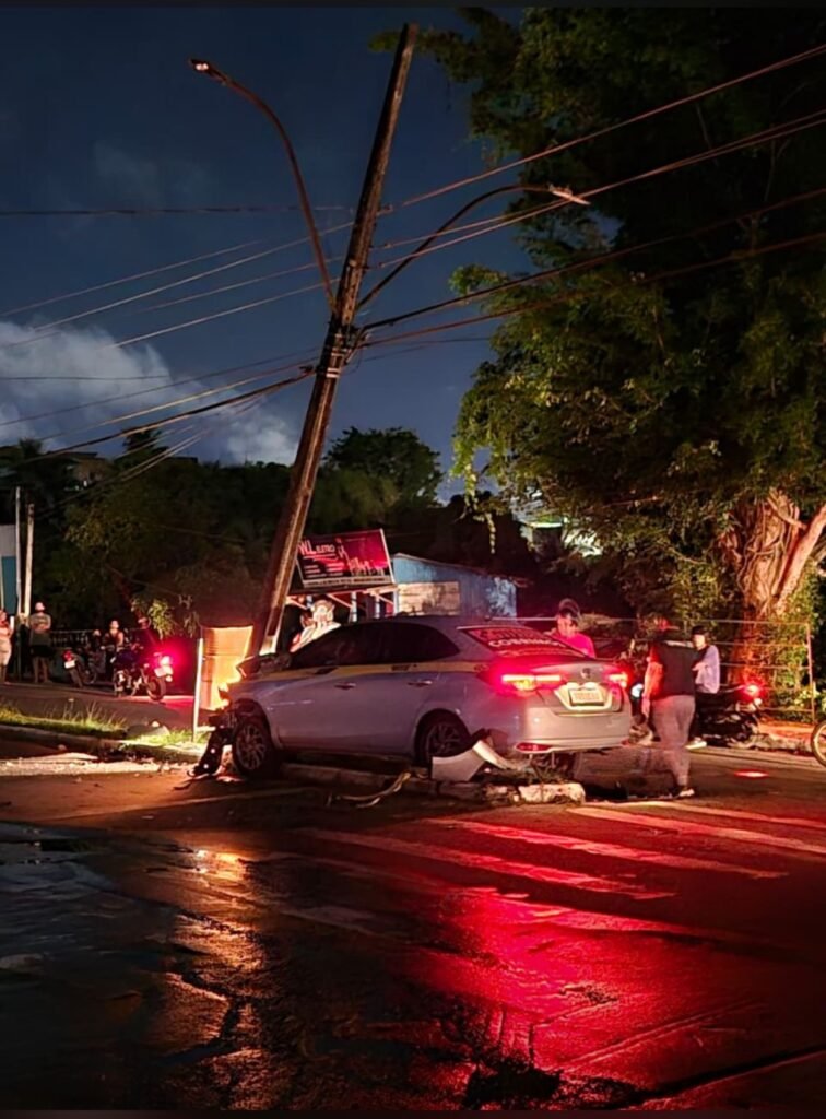 Carro colide contra poste e causa interrupção de energia em Cruzeiro do Sul