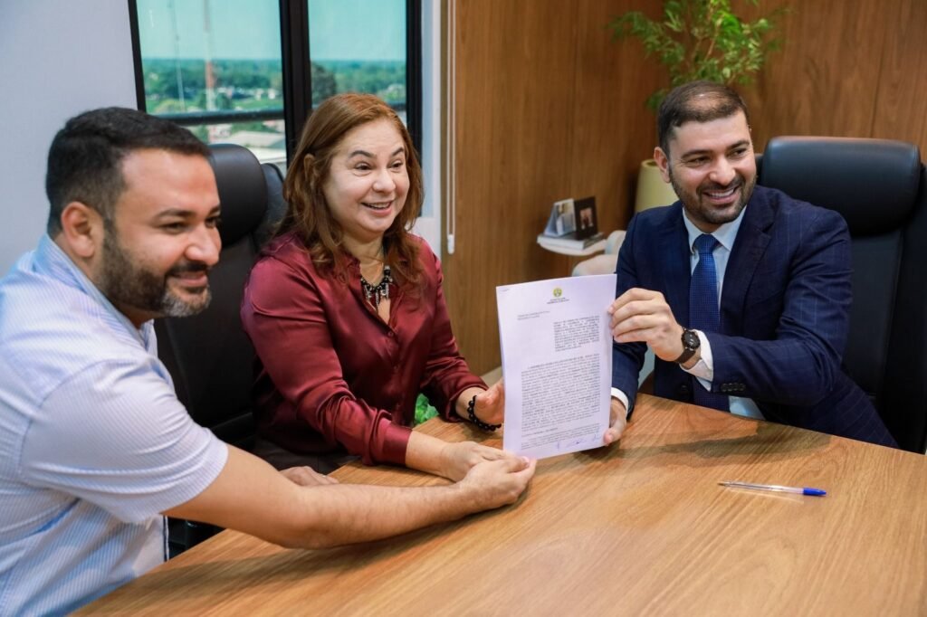 Nicolau Júnior celebra cooperação com o governo e TRE para promover o projeto Jovem Parlamentar