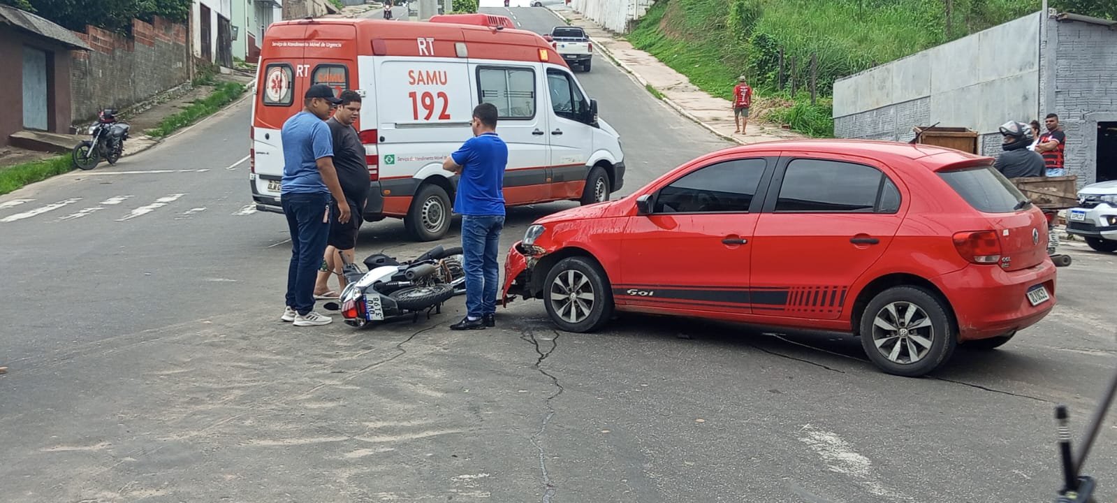 Carro e moto colidem em cruzamento no bairro João Alves, em Cruzeiro do Sul