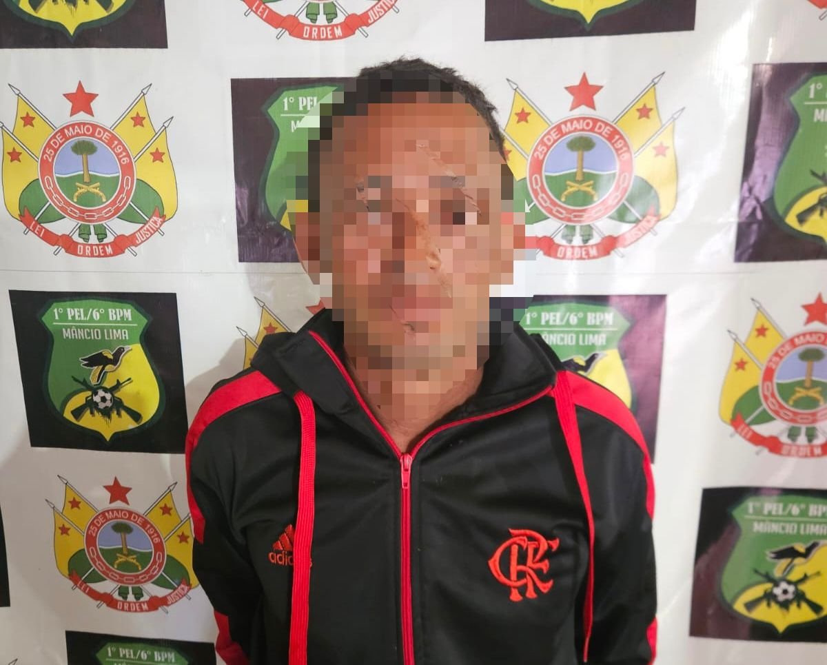 Condutor com documentação vencida é preso em Mâncio Lima após mandado de prisão ser descoberto; passageiro estava sem capacete