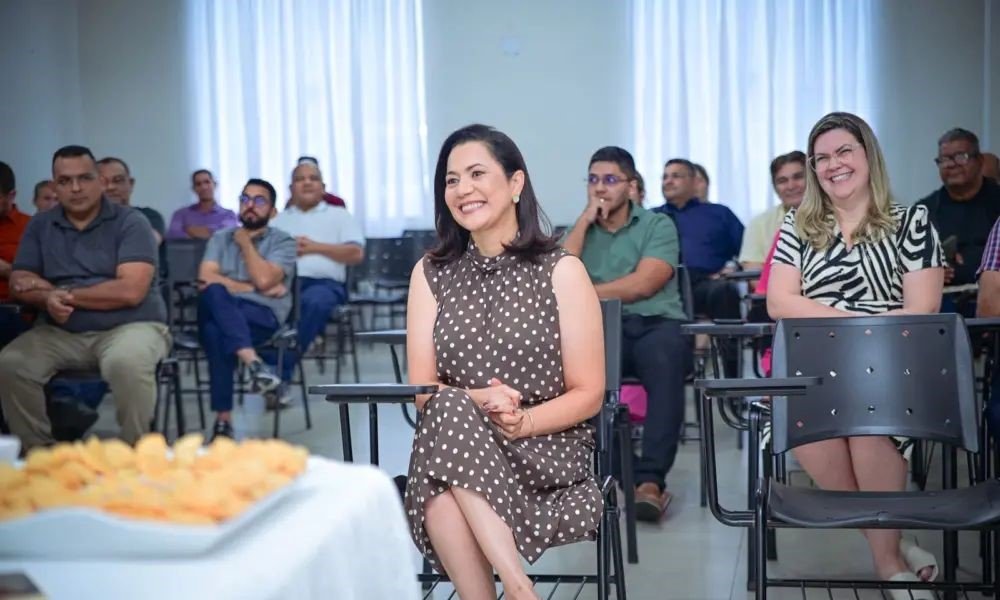 Mailza recebe bênçãos de líderes religiosos na Assembleia de Deus